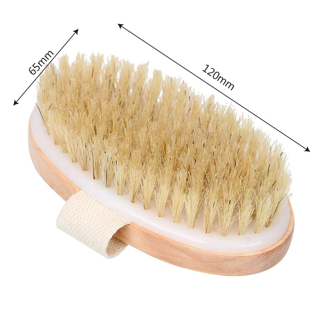 Brosse sèche en bois à poils naturels avec son long manche, posée sur un tabouret de salle de bain
