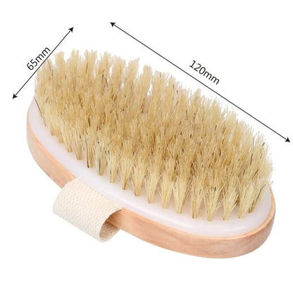 Brosse sèche en bois à poils naturels avec son long manche, posée sur un tabouret de salle de bain