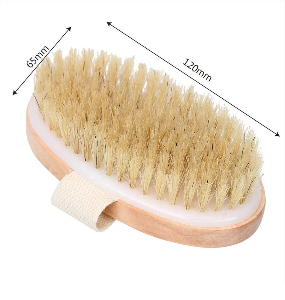 Brosse sèche en bois à poils naturels avec son long manche, posée sur un tabouret de salle de bain