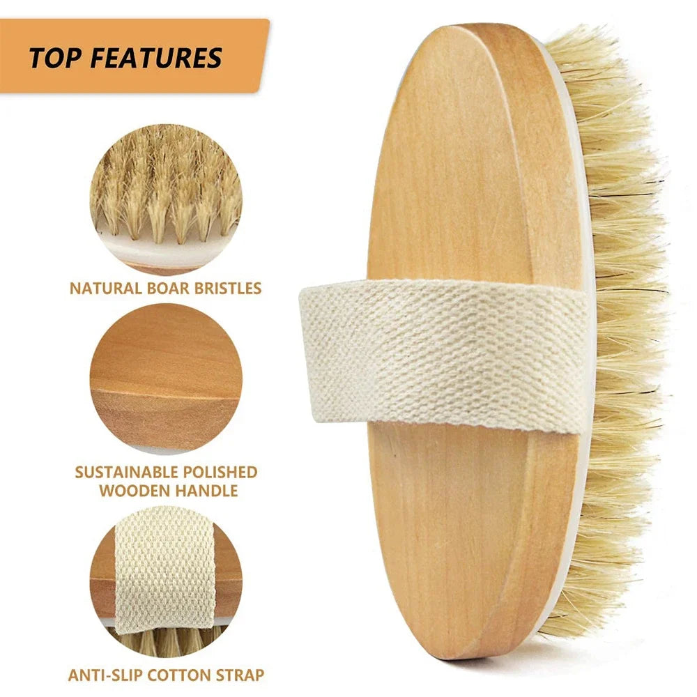 Brosse sèche en bois à poils naturels avec son long manche, posée sur un tabouret de salle de bain