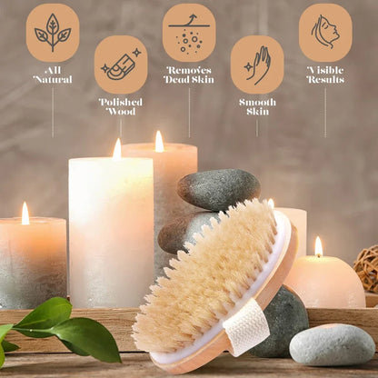 Brosse sèche en bois à poils naturels avec son long manche, posée sur un tabouret de salle de bain