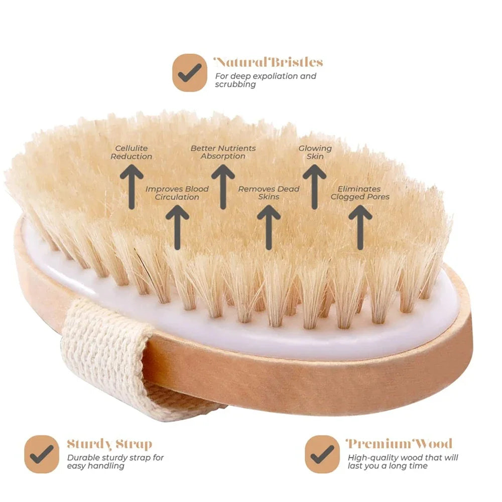 Brosse sèche en bois à poils naturels avec son long manche, posée sur un tabouret de salle de bain