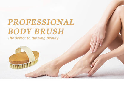 Brosse sèche en bois à poils naturels avec son long manche, posée sur un tabouret de salle de bain