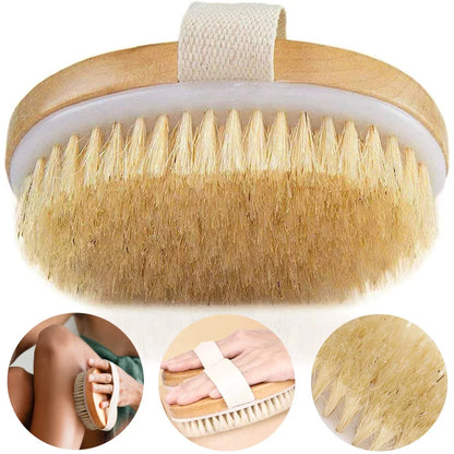 Brosse sèche en bois à poils naturels avec son long manche, posée sur un tabouret de salle de bain