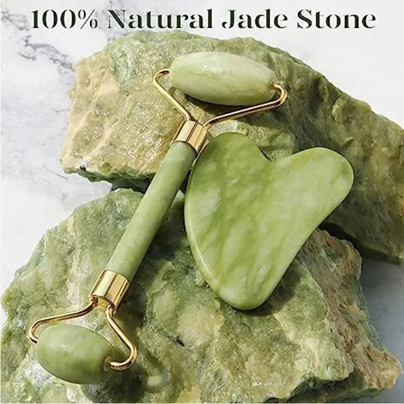 Plaque de gua sha et rouleau de jade en pierre verte posés sur un linge de coton