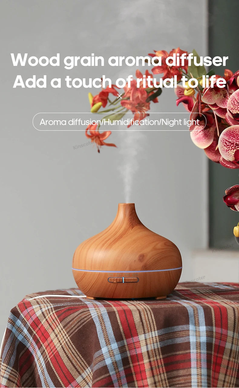 Diffuseur d'huiles essentielles en bois clair diffusant une brume légère sur une tablette de salle de bain