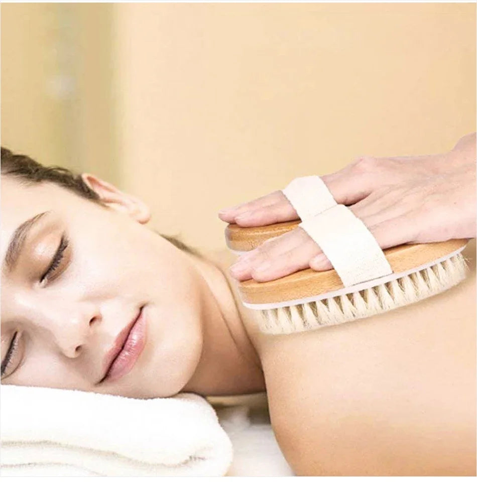 Brosse sèche en bois à poils naturels avec son long manche, posée sur un tabouret de salle de bain