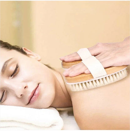 Brosse sèche en bois à poils naturels avec son long manche, posée sur un tabouret de salle de bain