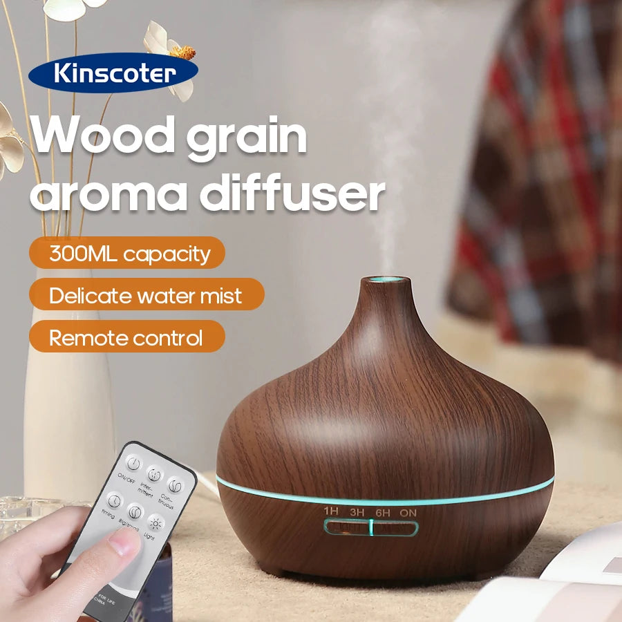 Diffuseur d'huiles essentielles en bois clair diffusant une brume légère sur une tablette de salle de bain