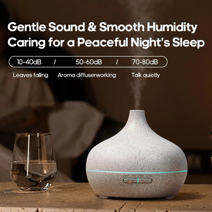 Diffuseur d'huiles essentielles en bois clair diffusant une brume légère sur une tablette de salle de bain