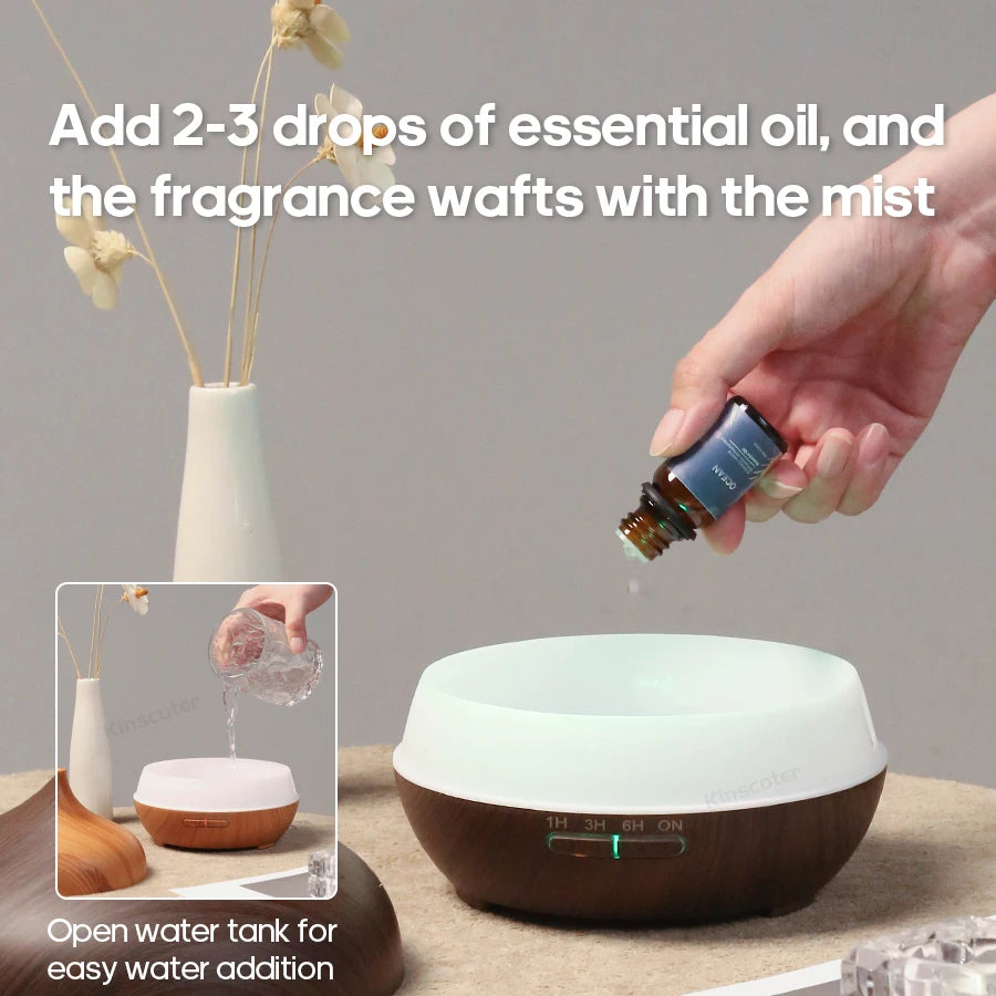 Diffuseur d'huiles essentielles en bois clair diffusant une brume légère sur une tablette de salle de bain