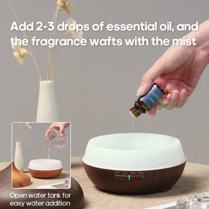 Diffuseur d'huiles essentielles en bois clair diffusant une brume légère sur une tablette de salle de bain